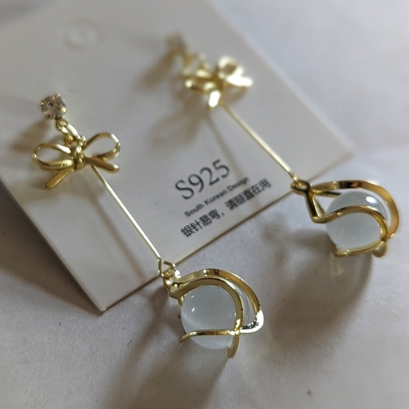 Earrings - Dangling with bow and bead - Picture 1 of 2